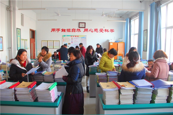 东营区三中开展教学常规展评活动